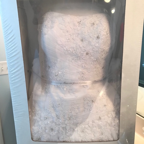 Wedding dress - Picture 2 of 4